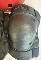 Eight Ball Knee Pads & LERUJIFL Red Helmet Set, Size S, CE Certified SET