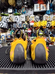 🧗 La Sportiva Finale Climbing Shoes Mens 12 / EU 45 – Vibram Sole Orange Black