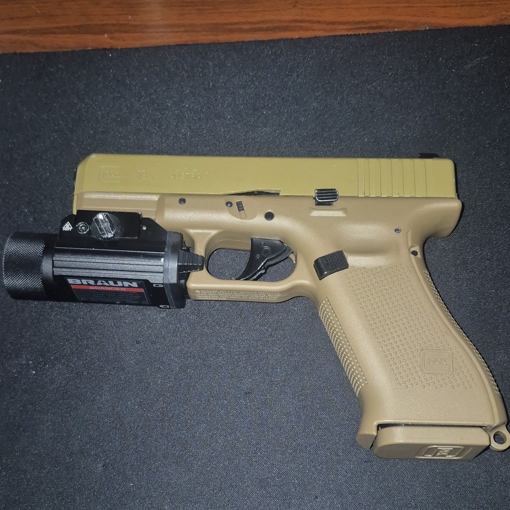 Umarex GLOCK 19X .177 Tan Gas Airsoft Pistol w/ Magazine & Braun Tactical Light