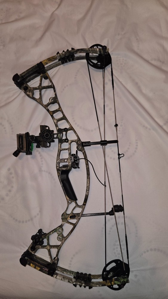 Hoyt Eclipse Compound Bow Left Handed package 23.5-25.5″ 40-50# in Realtree Edge