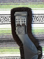 Total Saddle Fit – STRETCHTEC Dressage Girth – 22″ – Black w/ Fleece Liner