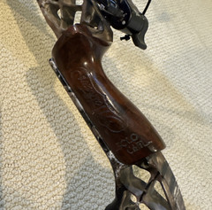 Mathews Heli-M Solocam Bow + QAD Ultra-rest HD w/ Rest – 28″, 70lb, Right Handed