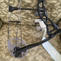 DIAMOND ARCHERY Prism 31in 5-55lb Right Hand Compound Bow – Black