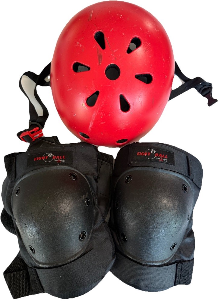 Eight Ball Knee Pads & LERUJIFL Red Helmet Set, Size S, CE Certified SET