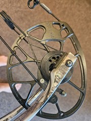 Mathews Triax RH Compound Bow 70/29.5 Lost Camo XD New Threadz Strings