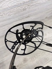 Used Mathews Lift 29.5 Right Handed Black Riser Bottomlands Limbs