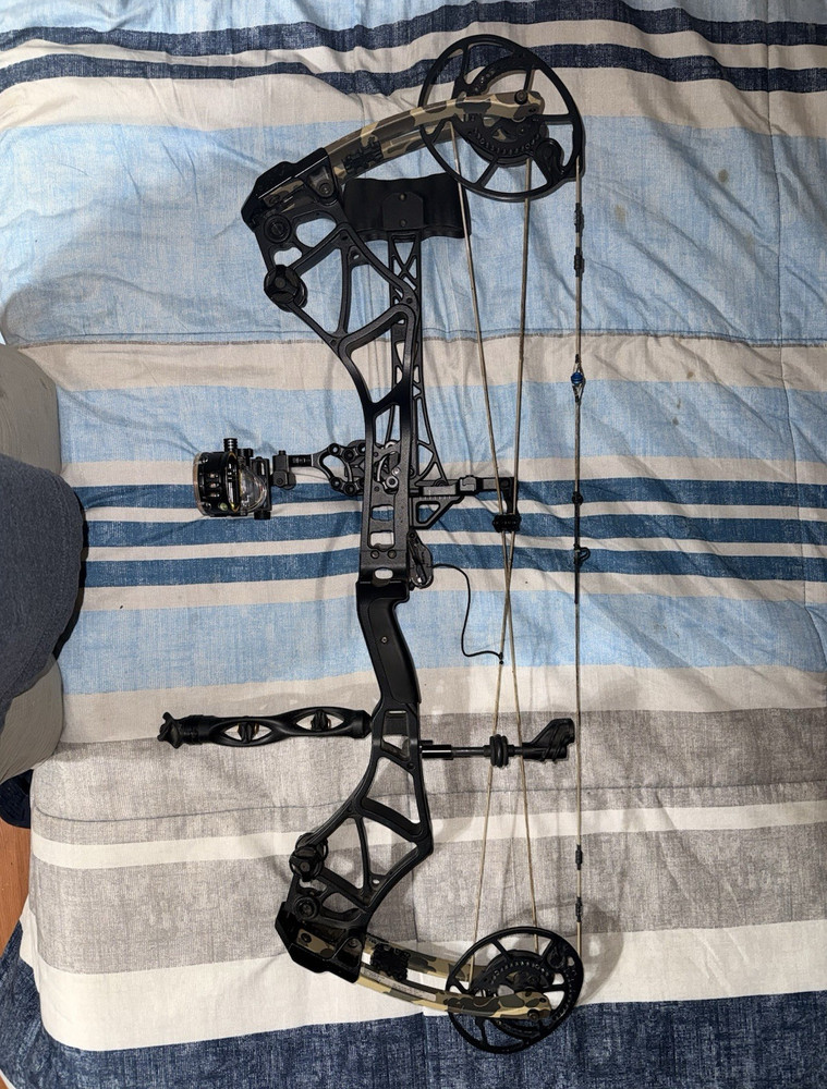 Bear Archery Execute 32 EKO Compound Bow 55-70lb Camouflage/Black