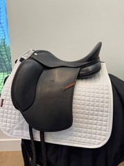 Sommer Esprit Dressage 17.5″ Black w Chestnut Stitch & Cantle Accent Wool Flock