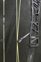 Mathews Lift 29.5 – Black – 55# – 25″ – Flo Yellow Strings – 3/16″ Total Peep