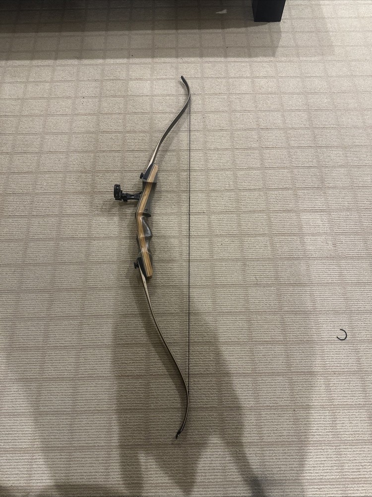 Samick Sage Takedown Recurve Bow 62″ 50lb 28″ Right Hand. TRUGLO 3 pin sight