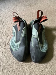 La Sportiva Mantra Climbing Shoes — Size EU 40.5 (US M8/W9) — No-Edge Slipper