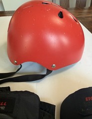 Eight Ball Knee Pads & LERUJIFL Red Helmet Set, Size S, CE Certified SET