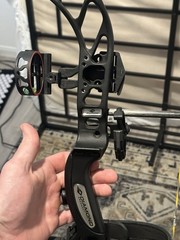 Diamond Archery Edge 320 RH Compound Bow 70lb 32in Draw 31in Black Aluminum