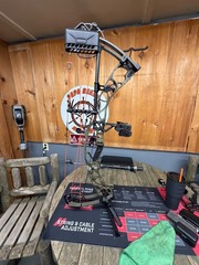 Hoyt Alpha X 33 Bow. RH 60-70lbs Trophy Ridge Propel rest & React 4. Shrewd