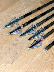 Bear Archery 2117 Camo Aluminum Arrows (6) 5 Broadheads + Game Tracker Quiver