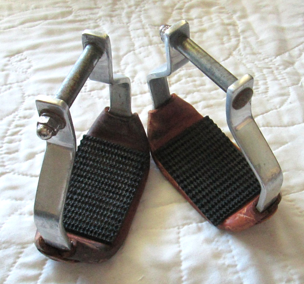 6″ CIRCLE Y WESTERN STIRRUPS 2 1/2» TOP 3» FOOT TREAD, LEATHER WRAPPED BOTTOM