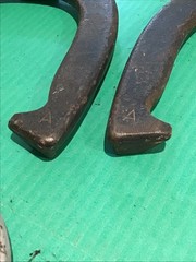 Set of 4 VTG DIAMOND DULUTH DOUBLE RINGER FORGED HORSESHOES 2-1/2 LB A & B (B)