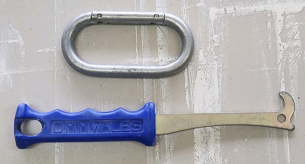 DMM Wales Oval Steel Climbing Carabiner w/ Blue Handle Nut Tool