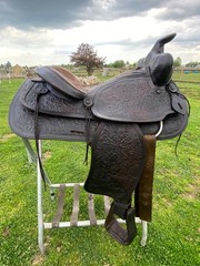 Used/vintage 15.5″ Simco dark tooled leather Western saddle w/semi bars US made