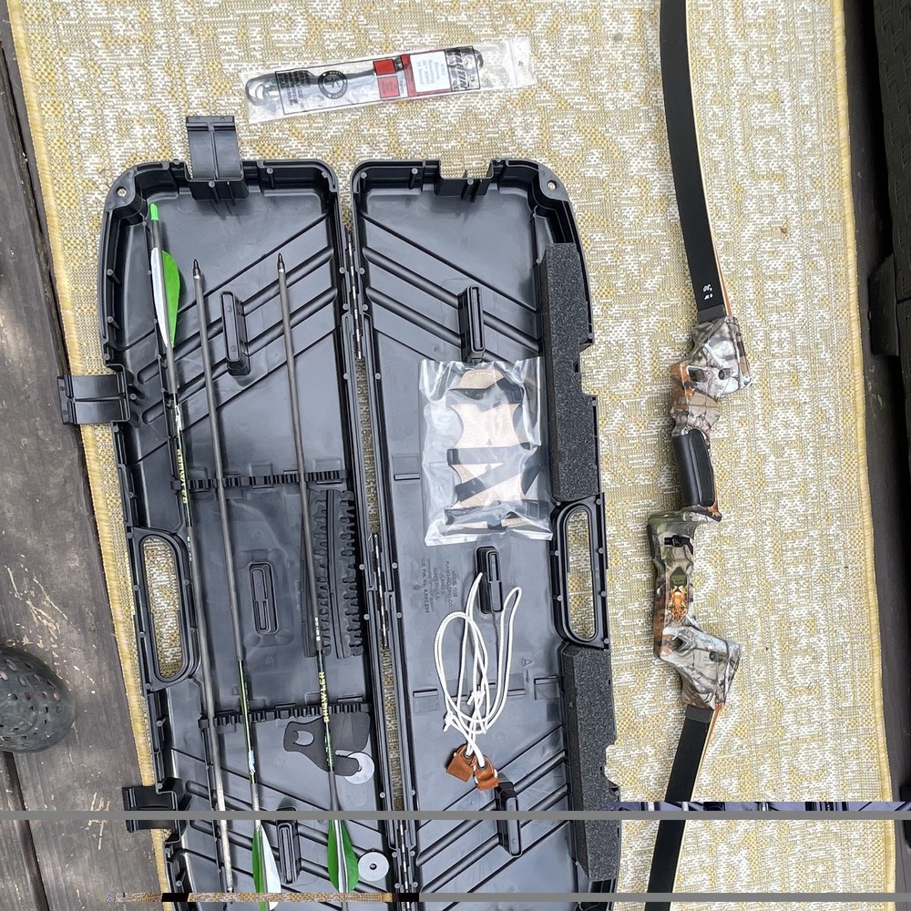 Martin Archery recurve Bow Black/Camo 30lb 28in w/ Hard Case & Arrows
