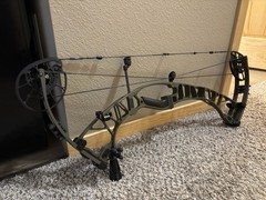 Hoyt Ventum 33 left handed 70lb 28.5 inch draw