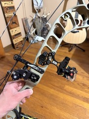 ’19 Prime Logic CT5 Compound Bow 65lb 28in Right Hand Beige Black w/ Accessories