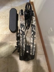 Mathews V3 31 RH Compound Bow 70lb 28in Draw Camo/Black w/ Sight