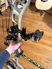 ’19 Prime Logic CT5 Compound Bow 65lb 28in Right Hand Beige Black w/ Accessories