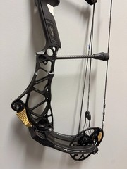 Mathews Title 36 Gen 2 RH Black 26.5″ 55# 80% Let Off Gas System X + Stabilizers