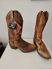 Men’s 8.5 D Justin Distressed Western Boot NEW With Tags