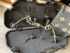 Predator Raptor Compound Bow (left hand) and hard Case