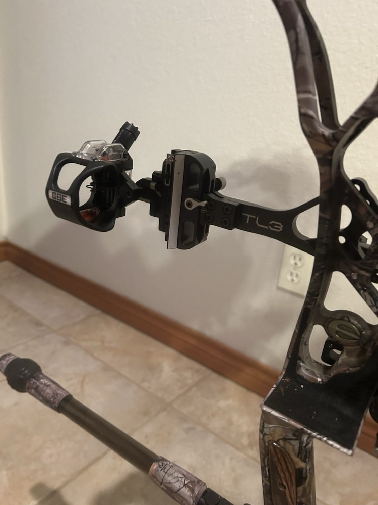 Elite Option 6 RH 65 lb 31in Camo Compound Bow w/ Quiver Stabilizer