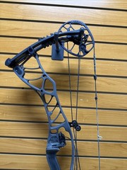 Item 4237 – Hoyt Archery Compound Bow – Helix – RH – Gray – 70# Max – 27-30” –