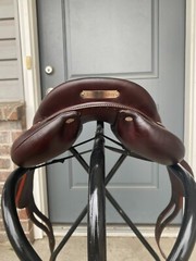 2017 Devoucoux Chiberta O Jump Saddle – 17″ Seat / 1AA Flap / Arcade Normale