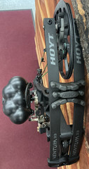 Hoyt Ventum 33 Bow 60-70lbs 29.5-31″ D/L RH Fully Set Up Black Great Condition