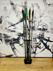Bear Archery 2117 Camo Aluminum Arrows (6) 5 Broadheads + Game Tracker Quiver
