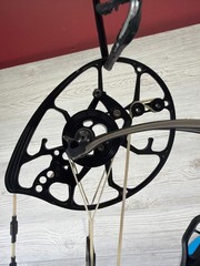 Used Mathews LIFT 29.5 28.5″ 60lb Black Riser/Granite Limbs Right Hand Bow w/ Ma
