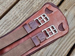 Devoucoux V-Strap Two-Tone Brown Padded Anatomic Dressage Girth – 32″-80cm -NWOT