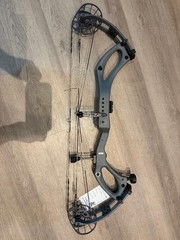 PSE Sicario 33 FDS 70 Pound Right Hand Charcoal Carbon Hunting Bow New