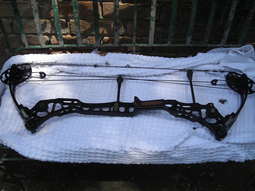 NICE GENTLY Used Mathews Halon X BLACK Bow 70 Lbs RIGHT HAND