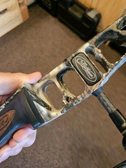 Mathews Triax RH Compound Bow 70/29.5 Lost Camo XD New Threadz Strings