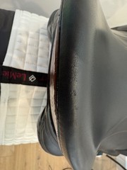 Sommer Esprit Dressage 17.5″ Black w Chestnut Stitch & Cantle Accent Wool Flock