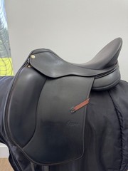 Sommer Esprit Dressage 17.5″ Black w Chestnut Stitch & Cantle Accent Wool Flock