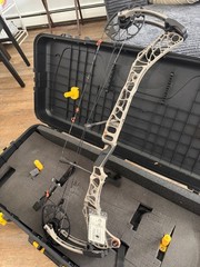 Mathews V3X 33 / Granite / RH / 70lbs / 31.5 dl / Barely Used