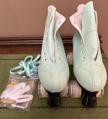 Exgingle Women’s – Light Green w/White Wheels Roller Skates size 42/10