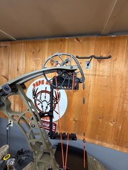 Hoyt Alpha X 33 Bow. RH 60-70lbs Trophy Ridge Propel rest & React 4. Shrewd