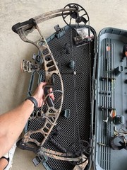 Hoyt STR 57 RH Compound Bow 15-70lb 19-30in Camo Case 5-Pin 4 Arrows