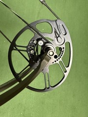 NEW Bowtech Carbon One in OD Green Right Hand 70# 25.5-30.5″ Compound Bow