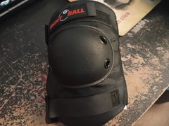 Eight Ball Skateboarding Protective Gear Set Black Knee Pads & Wrist Guards