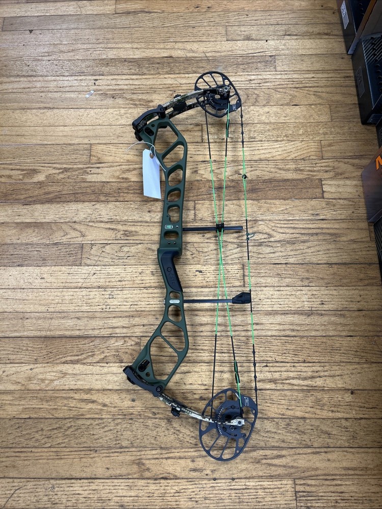 Used PSE Archery Nock On Embark Right Hand Green Bow